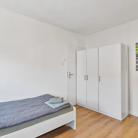 Worker Near Stuttgart, Nuertingen, Autobahn A8, Parking,wifi,smart,smart Tv