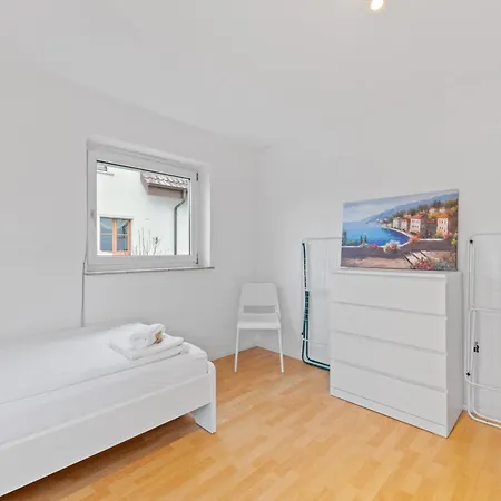 Worker Near Stuttgart, Autobahn A8, Parking, Wifi, Smart Tv *