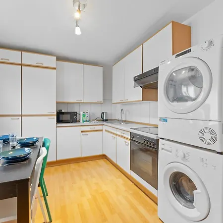 Worker Near Stuttgart, Nuertingen, Autobahn A8, Parking,wifi,smart,smart Tv * Oberboihingen