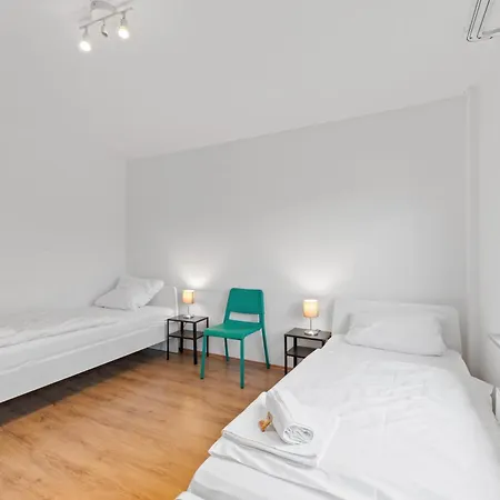 Worker Near Stuttgart, Nuertingen, Autobahn A8, Parking,wifi,smart,smart Tv Oberboihingen