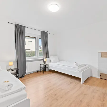Monteur Near Stuttgart Parking,wifi,smart,smart Tv *