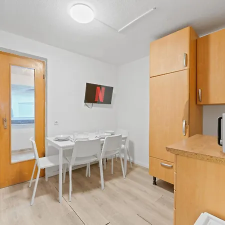 Worker Near Stuttgart, Nuertingen, Autobahn A8, Parking,wifi,smart,smart Tv Διαμέρισμα *