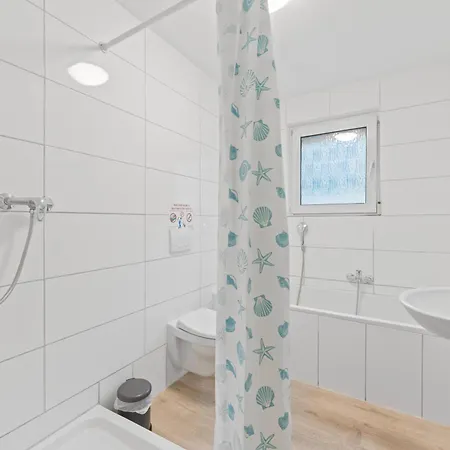 Monteur Near Stuttgart Parking,wifi,smart,smart Tv *