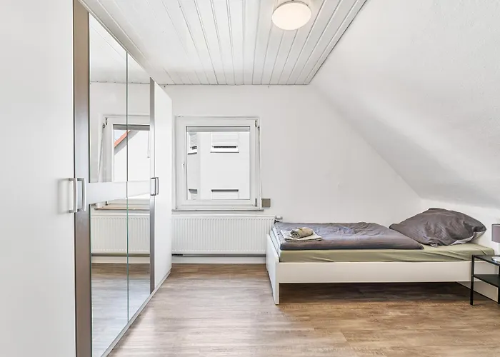 Worker Near Stuttgart, Nuertingen, Autobahn A8, Parking,wifi,smart,smart Tv דירה