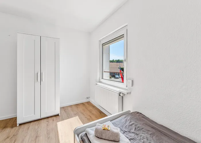 Worker Near Stuttgart, Nuertingen, Autobahn A8, Parking,wifi,smart,smart Tv Oberboihingen