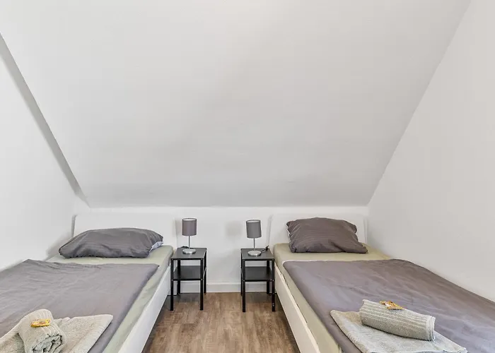 Worker Near Stuttgart, Nuertingen, Autobahn A8, Parking,wifi,smart,smart Tv דירה Oberboihingen