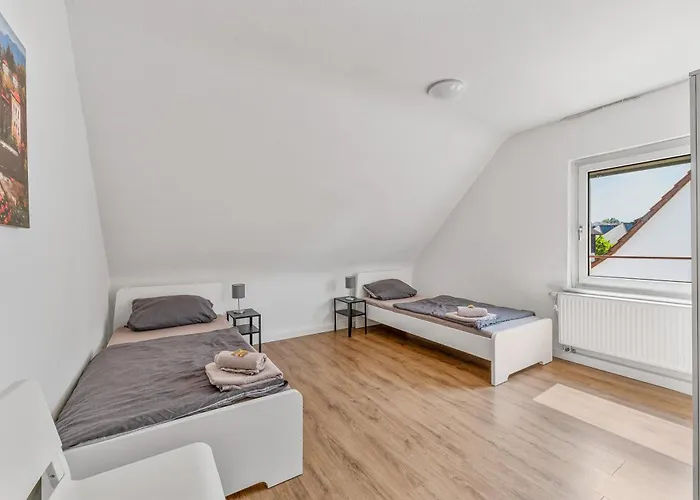 Worker Near Stuttgart, Nuertingen, Autobahn A8, Parking,wifi,smart,smart Tv דירה *