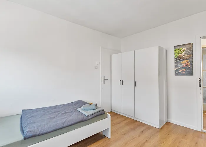 Worker Near Stuttgart, Nuertingen, Autobahn A8, Parking,wifi,smart,smart Tv