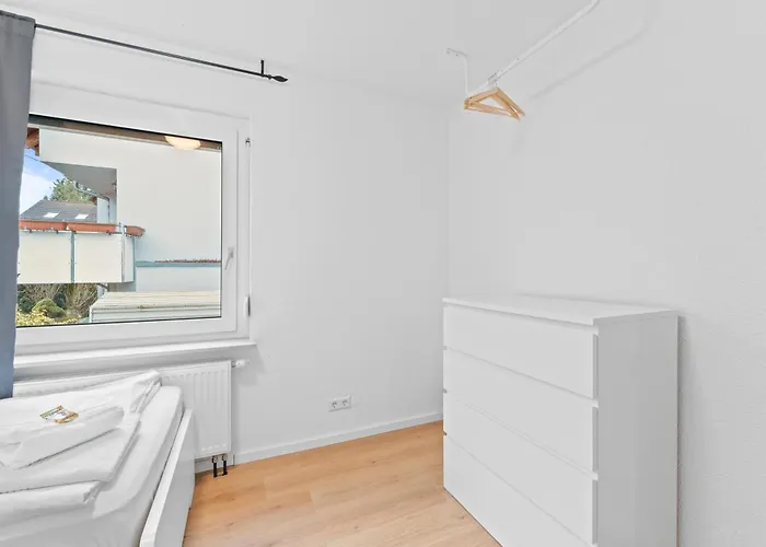 Worker Near Stuttgart, Nuertingen, Autobahn A8, Parking,wifi,smart,smart Tv