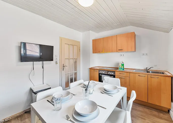 Worker Near Stuttgart, Nuertingen, Autobahn A8, Parking,wifi,smart,smart Tv דירה