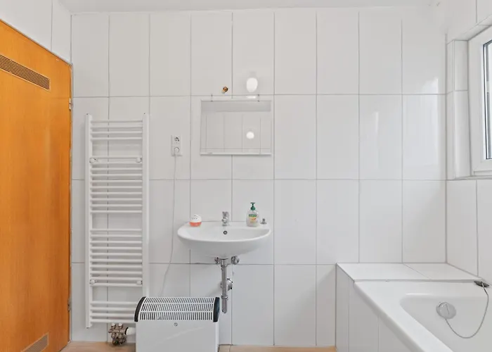 Worker Near Stuttgart, Nuertingen, Autobahn A8, Parking,wifi,smart,smart Tv