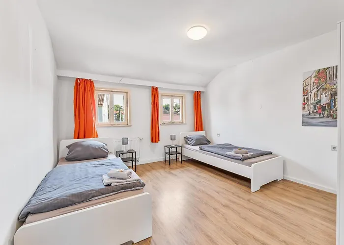 Worker Near Stuttgart, Nuertingen, Autobahn A8, Parking,wifi,smart,smart Tv דירה