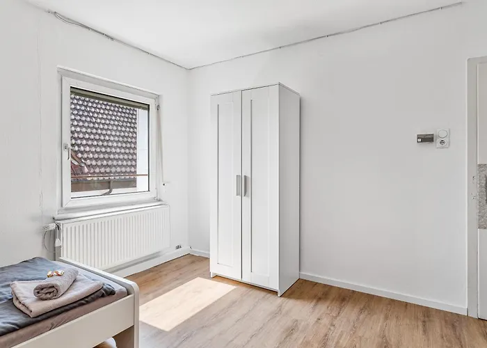 Worker Near Stuttgart, Nuertingen, Autobahn A8, Parking,wifi,smart,smart Tv