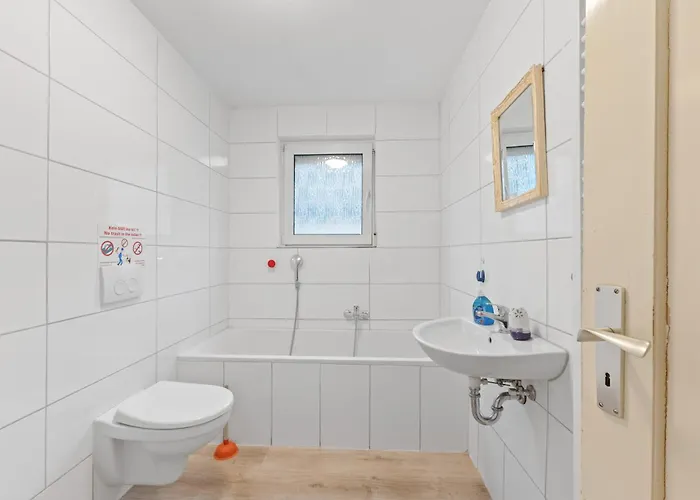 Worker Near Stuttgart, Nuertingen, Autobahn A8, Parking,wifi,smart,smart Tv דירה