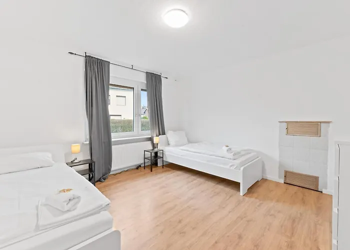 Worker Near Stuttgart, Nuertingen, Autobahn A8, Parking,wifi,smart,smart Tv *