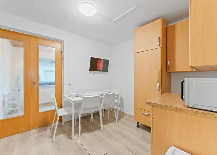 Worker Near Stuttgart, Nuertingen, Autobahn A8, Parking,wifi,smart,smart Tv דירה *