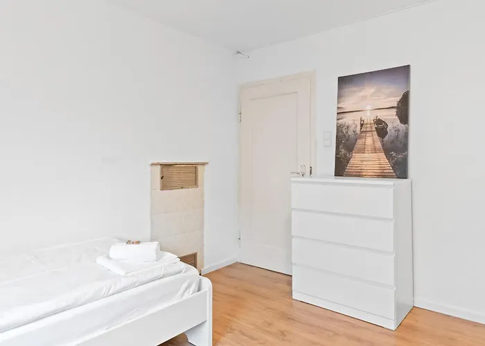 Worker Near Stuttgart, Nuertingen, Autobahn A8, Parking,wifi,smart,smart Tv * Oberboihingen