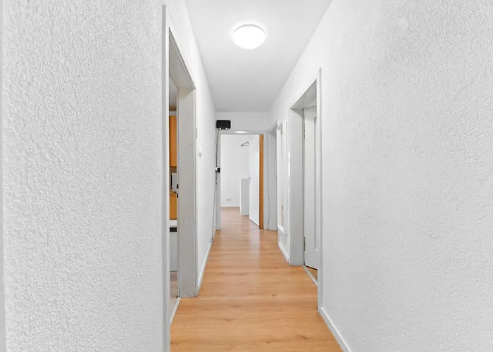 Worker Near Stuttgart, Nuertingen, Autobahn A8, Parking,wifi,smart,smart Tv דירה